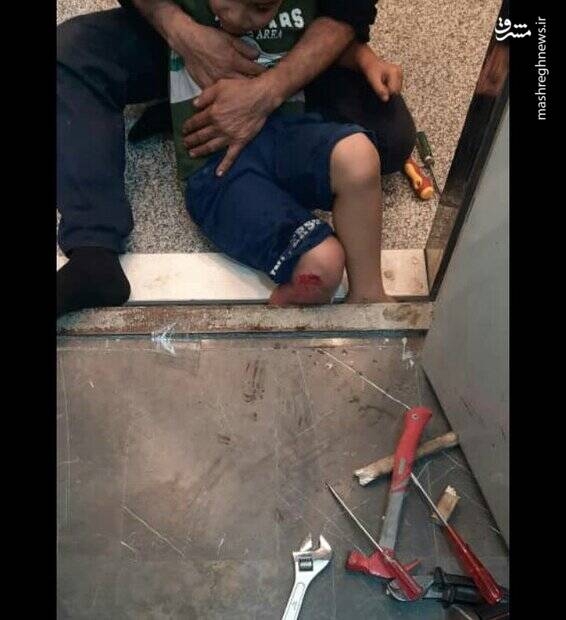 حادثه خطرناک برای یک پسر بچه در کابین آسانسور +عکس